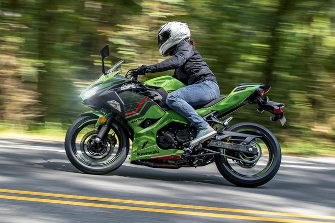 Motocykl Kawasaki Ninja 400 šedá / 2023