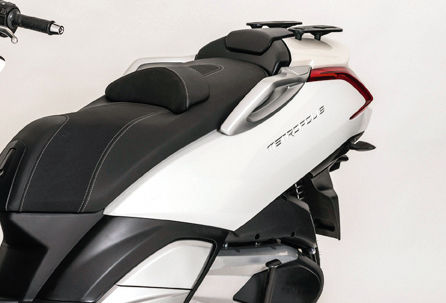 Skútr Peugeot Metropolis Allure 400i ABS / Sideral Mat Black - KUFR + NOSIČ V CENĚ 7.780,- Kč ZDARMA