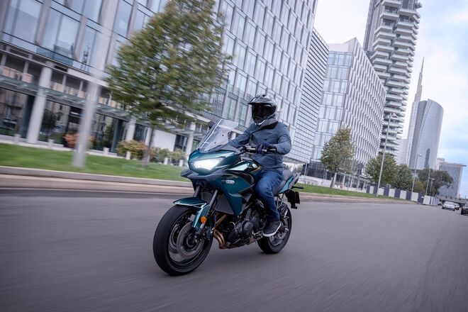 Motocykl Kawasaki Versys 650 modrý / 2026 Motocykl Kawasaki Versys 650 modrý / 2026