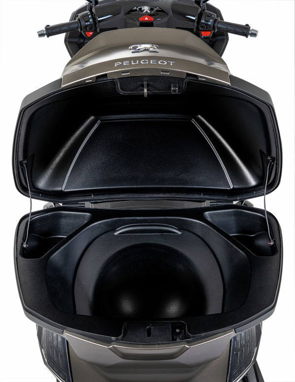 Skútr Peugeot Metropolis SW 400i ABS / Smoky Quartz Satin Skútr Peugeot Metropolis SW 400i ABS / Smoky Quartz Satin