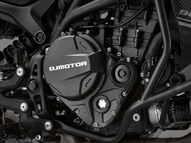 Motocykl QJMOTOR SRT 900SX - černá - SADA KUFRŮ K MOTOCYKLU ZDARMA Motocykl QJMOTOR SRT 900SX - černá - SADA KUFRŮ K MOTOCYKLU ZDARMA