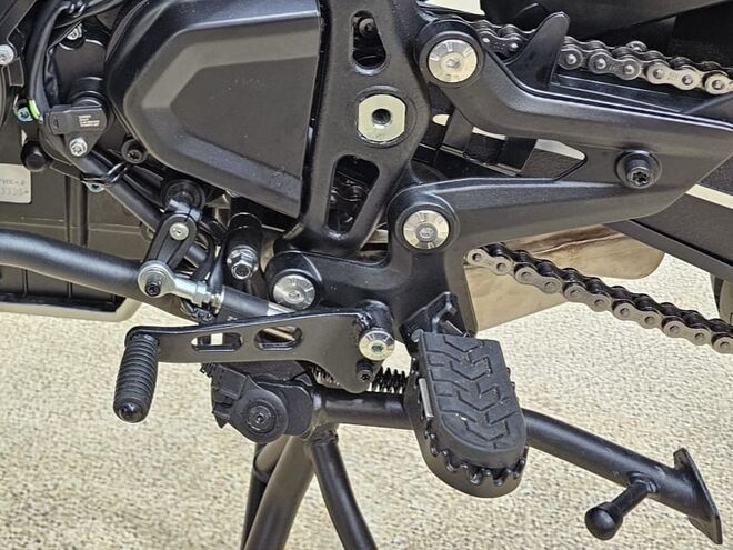 Motocykl QJMOTOR SRT 900SX - černá - SADA KUFRŮ K MOTOCYKLU ZDARMA Motocykl QJMOTOR SRT 900SX - černá - SADA KUFRŮ K MOTOCYKLU ZDARMA