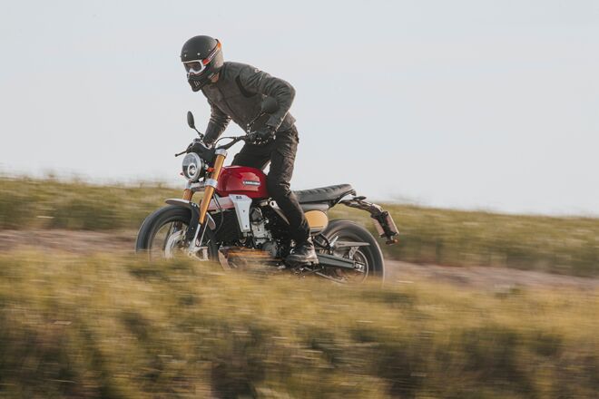 Motocykl Fantic Caballero 500 Scrambler - červená / 2024 Motocykl Fantic Caballero 500 Scrambler - červená / 2024