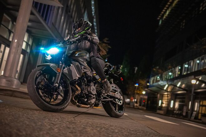 Motocykl Kawasaki Z500 šedá / 2026
