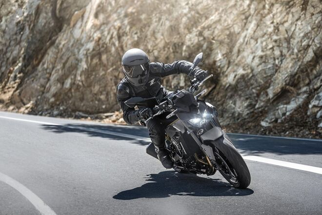Motocykl Kawasaki Z900 šedá / 2026