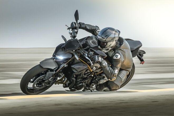 Motocykl Kawasaki Z900 70/35 kW šedá / 2026