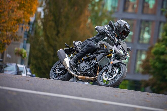 Motocykl Kawasaki Z500 šedá / 2026
