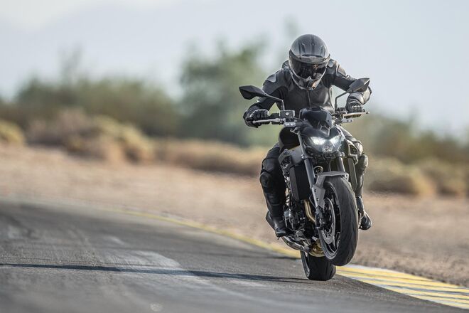 Motocykl Kawasaki Z900 70/35 kW šedá / 2026