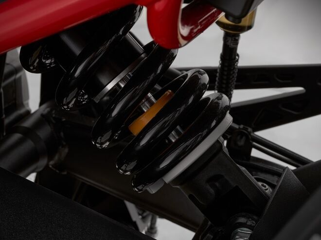 Motocykl QJMOTOR SRT 600SX - šedá s červeným pruhem - sada kufrů zdarma Motocykl QJMOTOR SRT 600SX - šedá s červeným pruhem - sada kufrů zdarma