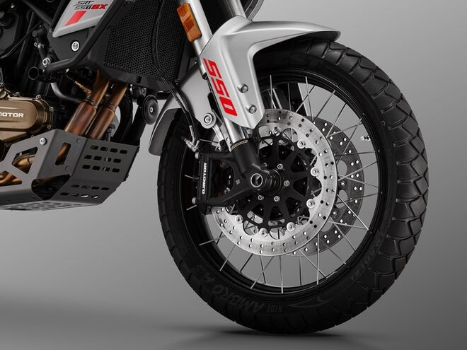 Motocykl QJMOTOR SRT 600SX - šedá s červeným pruhem - sada kufrů zdarma