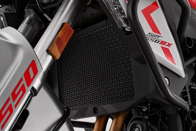 Motocykl QJMOTOR SRT 600SX - šedá s červeným pruhem - sada kufrů zdarma Motocykl QJMOTOR SRT 600SX - šedá s červeným pruhem - sada kufrů zdarma