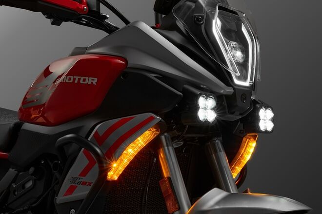 Motocykl QJMOTOR SRT 600SX - šedá s červeným pruhem - sada kufrů zdarma