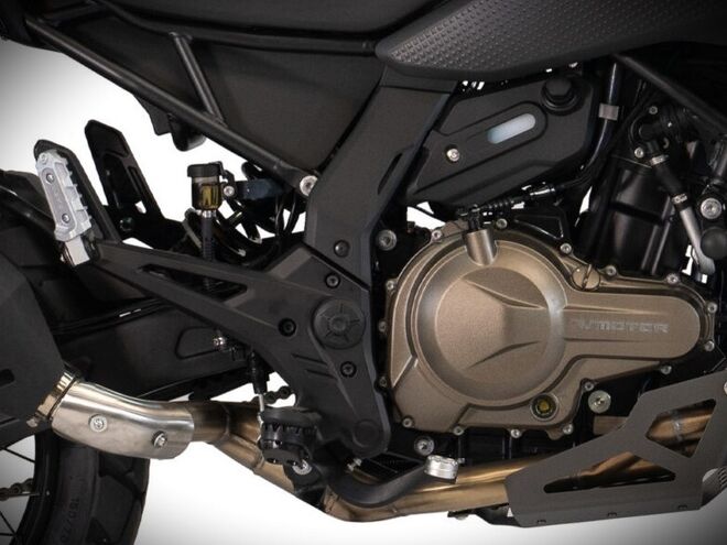 Motocykl QJMOTOR SRT 600SX - šedá s červeným pruhem - sada kufrů zdarma Motocykl QJMOTOR SRT 600SX - šedá s červeným pruhem - sada kufrů zdarma