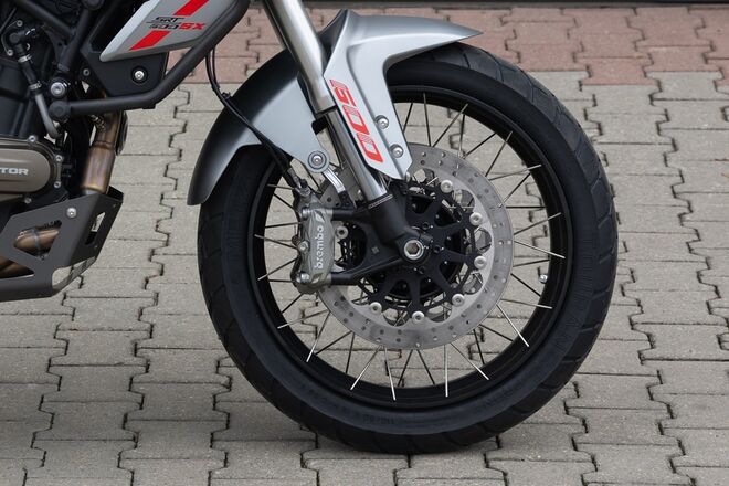 Motocykl QJMOTOR SRT 600SX - šedá s červeným pruhem - sada kufrů zdarma