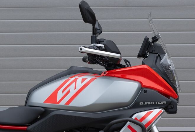 Motocykl QJMOTOR SRT 600SX - šedá s červeným pruhem - sada kufrů zdarma