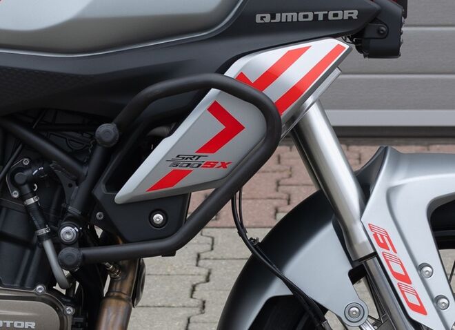 Motocykl QJMOTOR SRT 600SX - šedá s červeným pruhem - sada kufrů zdarma Motocykl QJMOTOR SRT 600SX - šedá s červeným pruhem - sada kufrů zdarma