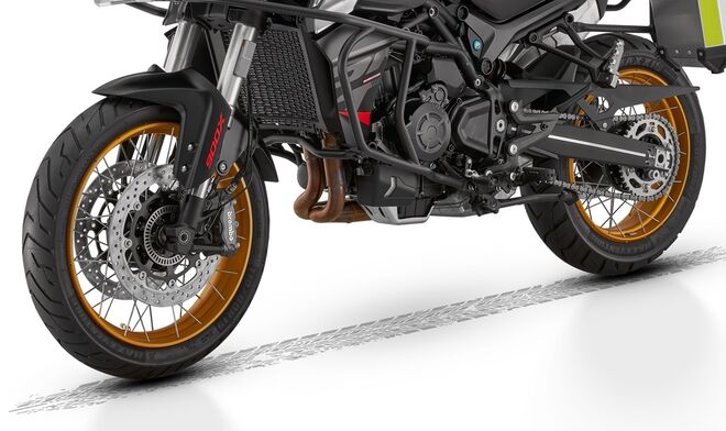 Motocykl QJMOTOR SRT 900SX - černá - SADA KUFRŮ K MOTOCYKLU ZDARMA Motocykl QJMOTOR SRT 900SX - černá - SADA KUFRŮ K MOTOCYKLU ZDARMA