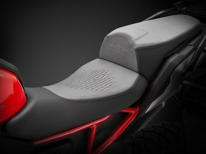 Motocykl QJMOTOR SRT 600SX - šedá s červeným pruhem - sada kufrů zdarma Motocykl QJMOTOR SRT 600SX - šedá s červeným pruhem - sada kufrů zdarma