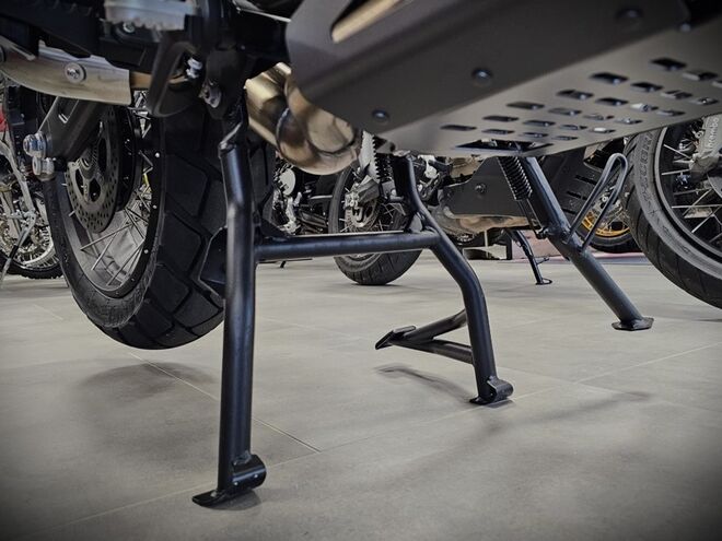 Motocykl QJMOTOR SRT 600SX - šedá s červeným pruhem - sada kufrů zdarma Motocykl QJMOTOR SRT 600SX - šedá s červeným pruhem - sada kufrů zdarma