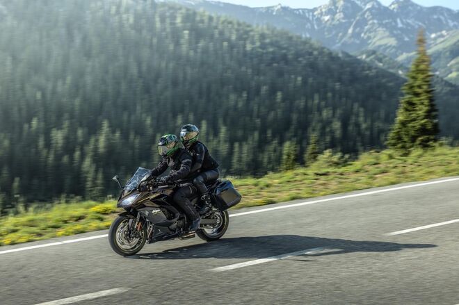 Motocykl Kawasaki Ninja 1100SX zlato-černá / 2026