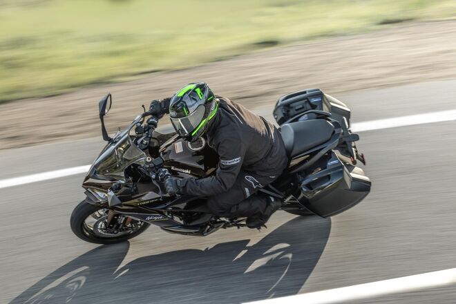 Motocykl Kawasaki Ninja 1100SX zlato-černá / 2026