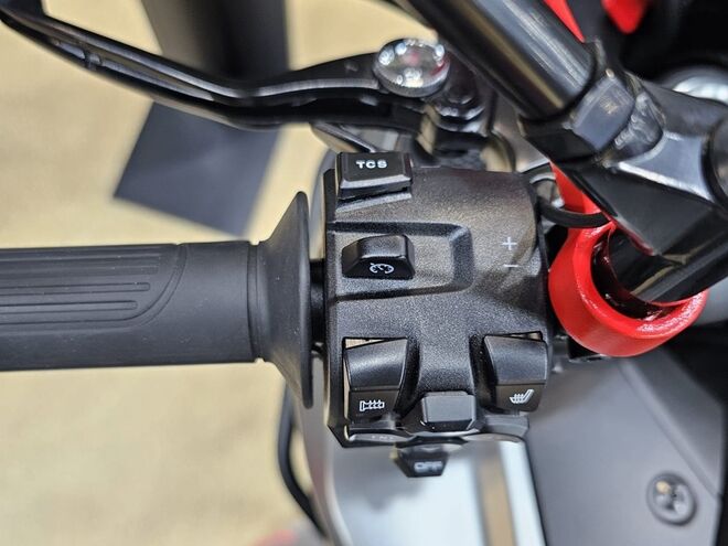 Motocykl QJMOTOR SRT 900SX - černá - SADA KUFRŮ K MOTOCYKLU ZDARMA Motocykl QJMOTOR SRT 900SX - černá - SADA KUFRŮ K MOTOCYKLU ZDARMA