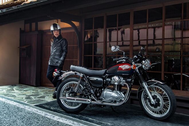 Motocykl Kawasaki W800 červená / 2024 Motocykl Kawasaki W800 červená / 2024