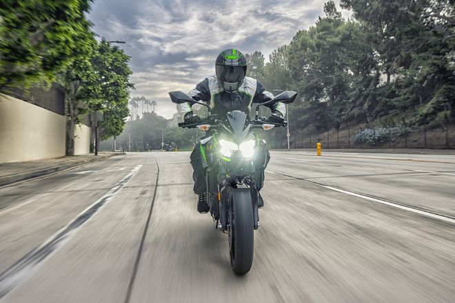Motocykl Kawasaki Z400 zelená / 2023