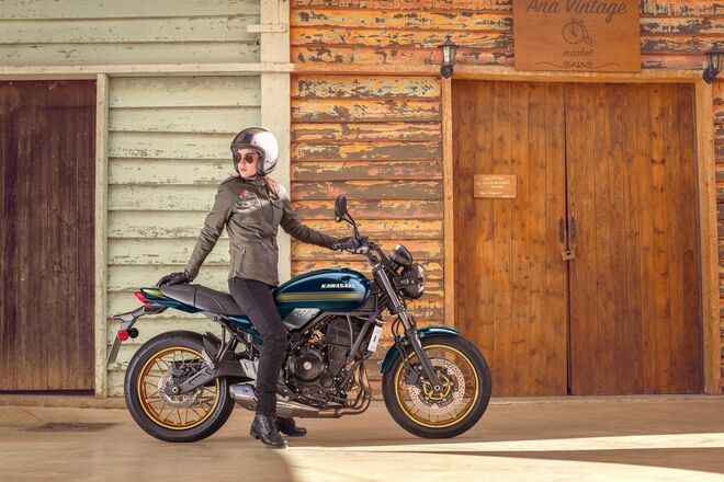 Motocykl Kawasaki Z650RS modrá / 2026