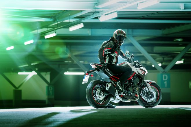 Motocykl Kawasaki Z900 černá / 2023