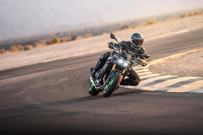 Motocykl Kawasaki Z900 SE šedá / 2026