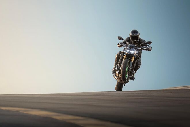 Motocykl Kawasaki Z900 SE šedá / 2026