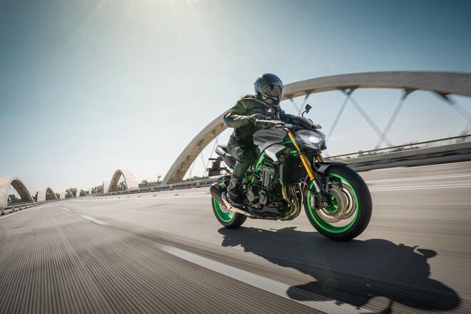 Motocykl Kawasaki Z900 SE šedá / 2026