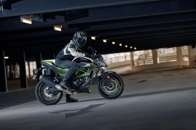 Motocykl Kawasaki Z 125 šedá / 2026