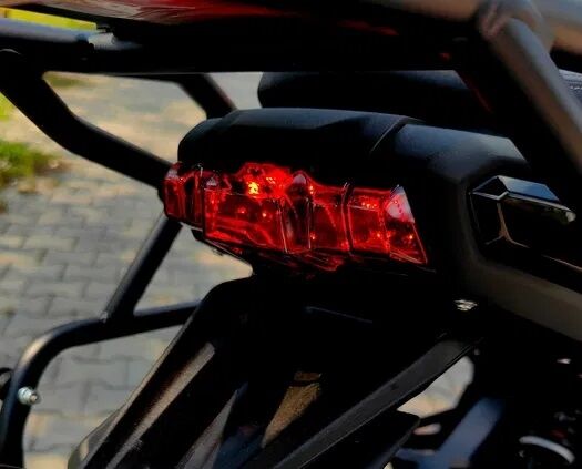 Motocykl QJMOTOR SRT 600SX - šedá s červeným pruhem - sada kufrů zdarma